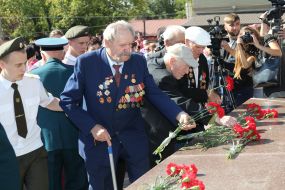 Participants in the ceremony of laying flowers