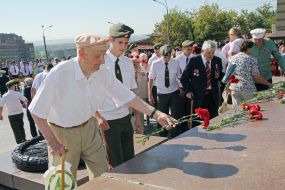 Participants in the ceremony of laying flowers