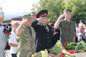 Participants in the ceremony of laying flowers