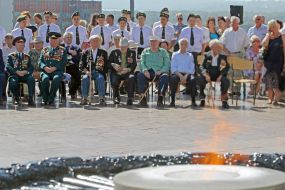 Participants in the ceremony of laying flowers