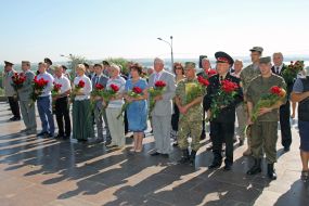 Participants in the ceremony of laying flowers