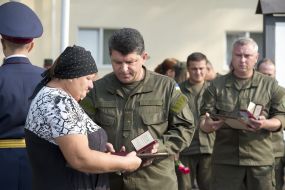 Jaroslav Spodar presents award