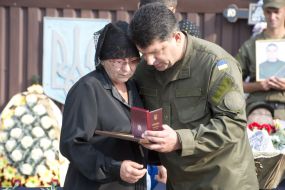 Jaroslav Spodar presents award