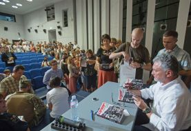 Autograph session by Sergey Loiko