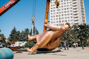 Dismantling of monument to Lenin