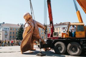 Dismantling of monument to Lenin