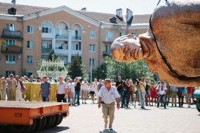 Dismantling of monument to Lenin