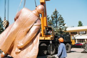Dismantling of monument to Lenin