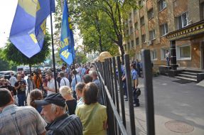 Представители ВО "Свобода" с плакатами