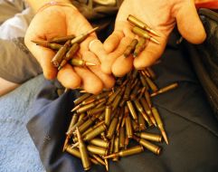 Военнослужащий держит патроны