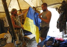 Военнослужащие держат флаг