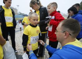 The girl is preparing for the race