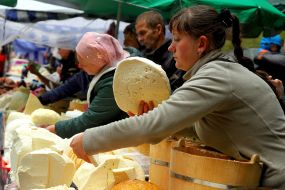 Commercial sheep cheese and sheep cheese