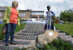 The sculpture "The Little Prince" with a broken hand