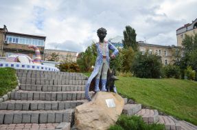 The sculpture "The Little Prince" with a broken hand
