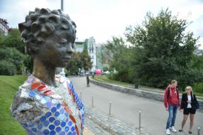 The sculpture "The Little Prince" with a broken hand