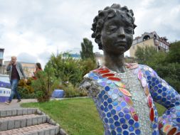 The sculpture "The Little Prince" with a broken hand