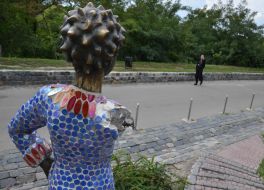 The sculpture "The Little Prince" with a broken hand