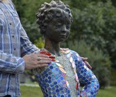 The sculpture "The Little Prince" with a broken hand