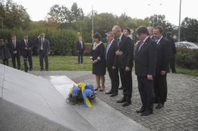 Laying flowers at the monument to Taras Shevchenko
