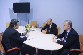 Arseniy Yatsenyuk and Jose Manuel Barroso