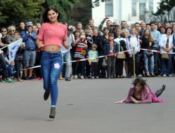 Учасниця забігу на шпильках 