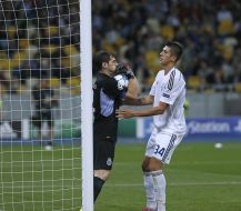Yevhen Khacheridi and Iker Casillas