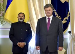 Manodž Kumar Bharti and Petro Poroshenko