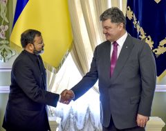 Manodž Kumar Bharti and Petro Poroshenko