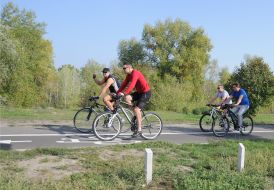 Vitali Klitschko rides a bicycle
