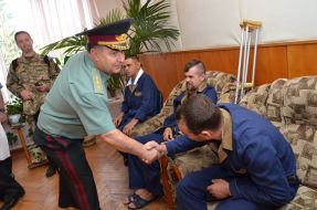 Степан Полторак нагородив військових у госпіталі