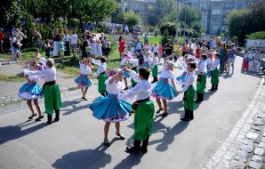 Children in Ukrainian costumes