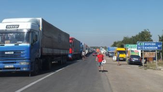 Trucks near the "Kalanchak" checkpoint