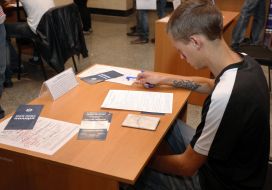 Молодой человек заполняет документы