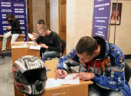 Молодой человек заполняет документы