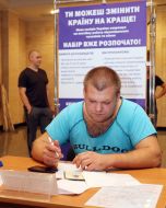 Молодой человек заполняет документы