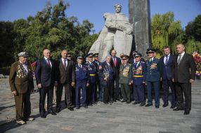 Laying flowers at the Memorial of Glory of Soldier