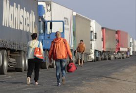 Грузовики возле КПП "Чаплинка"