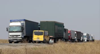 Trucks near the "Chaplynka" checkpoint