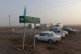 Cars near the "Chaplynka" checkpoint