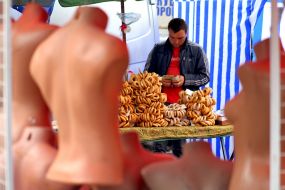 The seller of bread-rings rescue counting