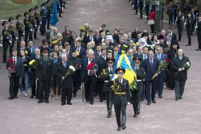 Laying flowers at the monument at Babi Yar
