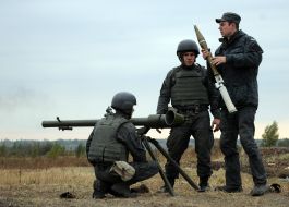 Курсанты стреляют из гранатомета