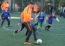 Maxim Malysh with children