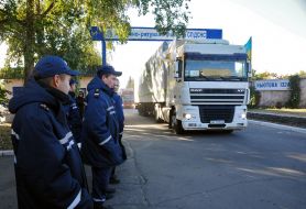 Грузовики с гуманитарной помощью