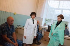 Марина Порошенко посетила военный госпиталь