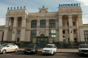 Барельеф на здании вокзала