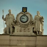 Барельеф на здании вокзала