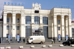 Барельеф на здании вокзала