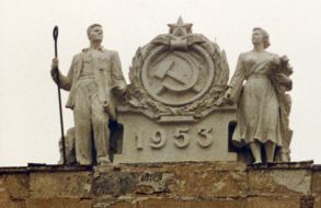 Барельеф на здании вокзала